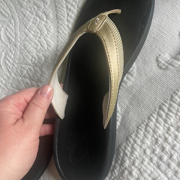 Like new Olukai Flip flop sandals - Picture 3 of 5